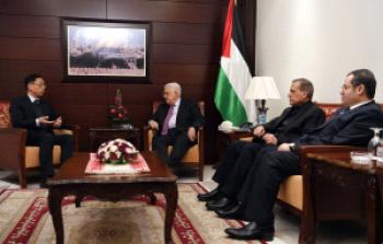 الرئيس محمود عباس، أثناء لقاء السفير الصيني تشن شينغ شونغ