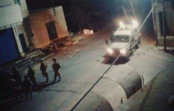 قوات الاحتلال تقتحم منازل عائلات 3 شهداء جنوب بيت لحم