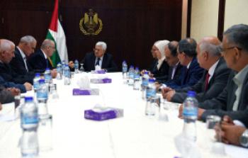 الرئيس، محمود عباس اثناء لقاء المحافظين