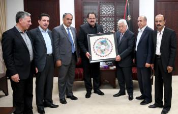 الرئيس، محمود عباس اثناء تسلمه النسخة الاولى للمناهج الدراسية(عدسة:أسامة فلاح)