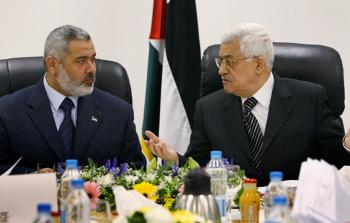 الرئيس الفلسطيني محمود عباس ورئيس حركة حماس اسماعيل هنية -من الارشيف-