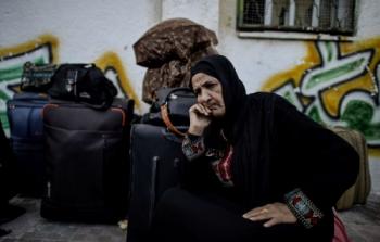 مسنة فلسطينية تنتظر السفر على معبر رفح البري