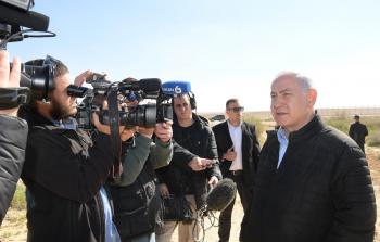 رئيس حكومة الاحتلال الإسرائيلي خلال جولة في غلاف غزة اليوم