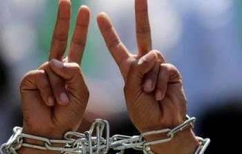 30 أسيرًا بسجون الاحتلال يخوضون غدا إضرابهم المفتوح عن الطعام (تعبيرية)