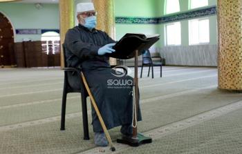 مواطن يقرأ القرآن في أحد مساجد غزة - تعبيرية