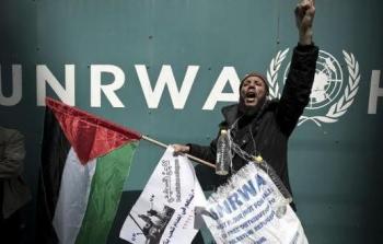 لاجئة فلسطينية تستغيث على بوابة وكالة الأونروا في غزة - تعبيرية
