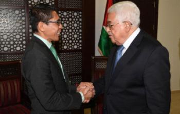 الرئيس محمود عباس، اثناء لقاء وزير الدولة للشؤون الخارجية في سنغافورة