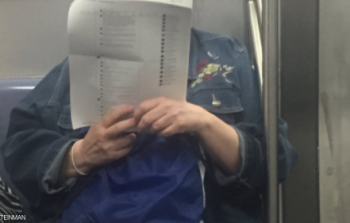 سيدة تقرأ في قطار 