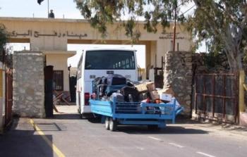 مغادرة حافلة عبر معبر رفح البري اليوم