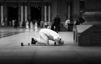 رجل يصلي