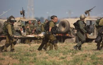قوة من الجيش الاسرائيلي تنقل أحد الجنود الجرحى