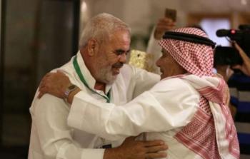 فلسطيني يقابل شقيقه بالحج