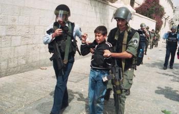 الاحتلال يعتقل طفلاً فلسطينياً