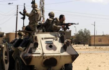 الجيش المصري يلاحق الجماعات المتشددة في شمال سيناء.