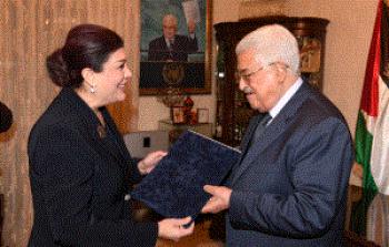 الرئيس لدى تقبله أوراق اعتماد سفيرة العراق غير المقيمة لدى فلسطين 