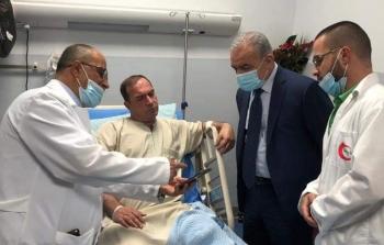 اشتية يعود المرضى ويطّلع على أقسام مجمع فلسطين الطبي 