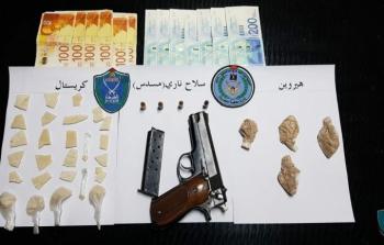 ضبط مواد مخدرة وسلاح ناري بحوزة مشتبه به في رام الله