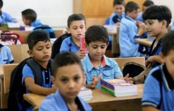 ديوان الرئاسة يوزع حقائب مدرسة على طلبة القدس - توضيحية