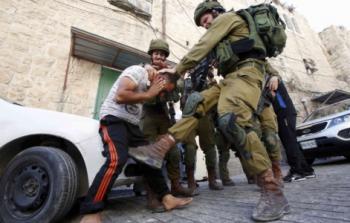 الاحتلال يعتدي على شاب فلسطيني