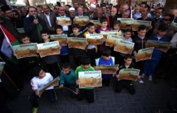 مواطنون يعتصمون وسط مدينة نابلس ضد مشروع القانون الاسرائيلي الذي ينص على حظر رفع الآذان عبر مكبرات الصوت في القدس وفي الأراضي المحتلة 