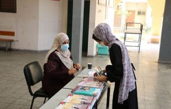 توزيع الكتب المدرسية على طلاب الثانوية- غزة