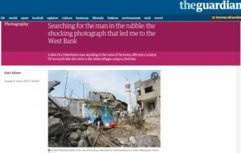 قصة صورة الفلسطيني الجالس فوق أنقاض منزله