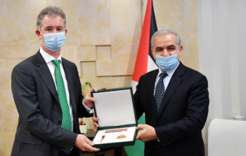 اشتية يقلّد سفير ايرلندا لدى دولة فلسطين 
