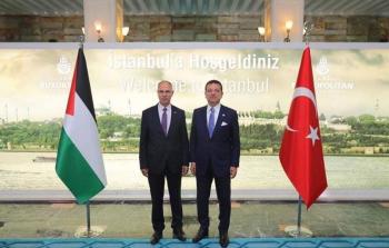 سفير فلسطين في تركيا أثناء لقائه رئيس بلدية إسطنبول الكبرى