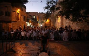 مقدسيون يؤدون صلاة المغرب في شوراع القدس