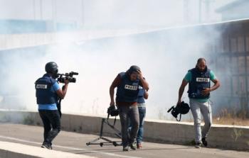 استهداف الصحفيين بقنابل الغاز