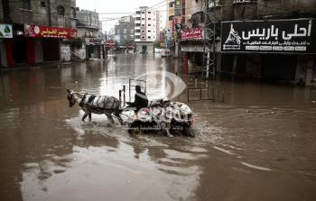 الامطار تغرق شوارع مخيم جباليا شمال قطاع غزة
