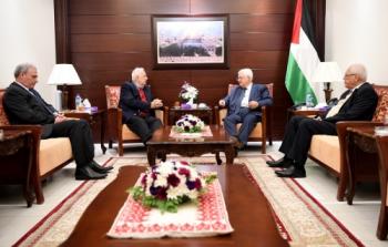 الرئيس محمود عباس، اثناء لقاء حنا ناصر رئيس لجنة الانتخابات. 