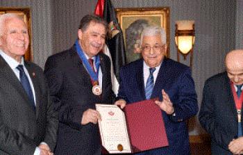الرئيس عباس يمنح السفير أشرف دبور ميدالية الاستحقاق والتميز الذهبية