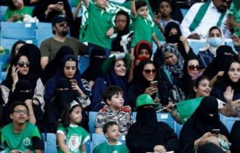  مئات من النساء في ملعب رياضي للمرة الأولى في السعودية