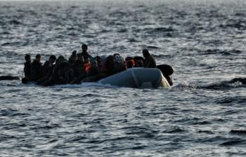 قارب يحمل مهاجرين في بحر إيجه