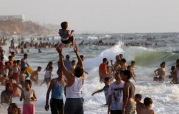 مواطنون على شاطئ بحر غزة