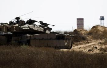 دبابة إسرائيلية تأخذ موقعها على الحدود مع مصر (رويترز)
