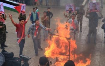 متظاهرون يحرقون صور الرئيس عباس بغزة