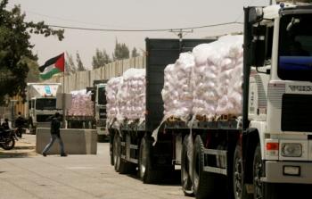 شاحنات بضائع عبر معبر كرم أبو سالم