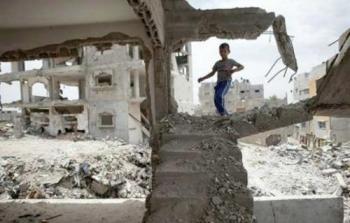 طفل يلهو على انقاض منزلهم المدمر بغزة