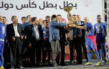 محمد بارود يرفع كأس البطولة