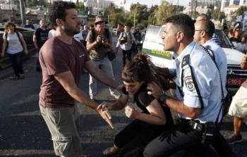 الشرطة الإسرائيلية تعتدى على متضامنين 