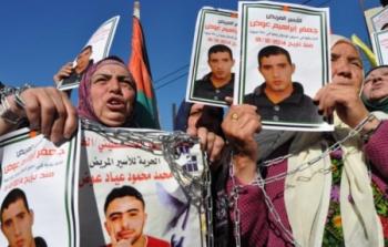 ذوو الأسرى يتضامنون مع أبنائهم القابعين في سجون الاحتلال