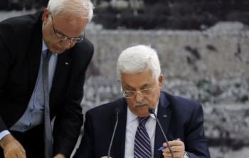 الرئيس الفلسطيني محمود عباس وأمين سر تنفيذية منظمة التحرير صائب عريقات -ارشيف-