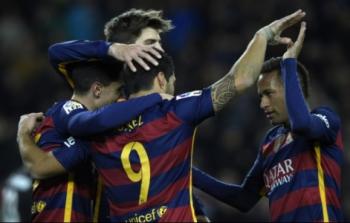 لاعبو برشلونة يحتفلون بأحد الأهداف
