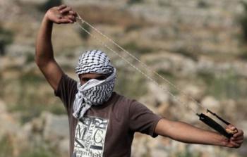 فلسطيني يلقي الحجارة 