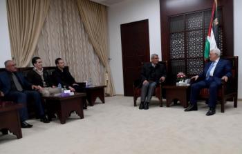 الرئيس عباس خلال استقباله الاسيرين البلبول