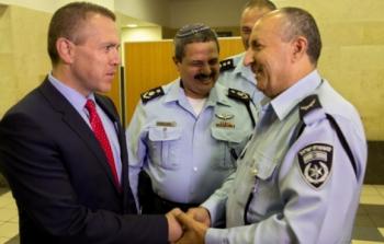 وزير الأمن الداخلي الإسرائيلي وقائد الشرطة واللواء حكروش