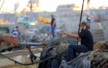 فلسطينيون يصطافون بميناء غزة