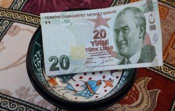 الليرة التركية تتراجع كثيرا أمام الدولار